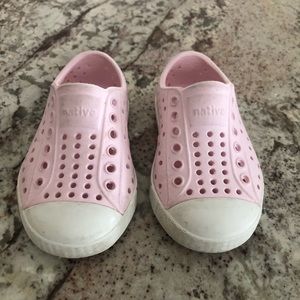 Toddler girls size 5 natives in light pink